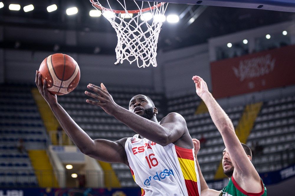Usman Garuba intenta una canasta ante un rival. Foto: FIBA