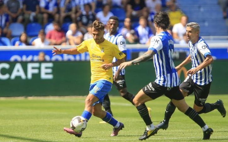 Óscar Clemente conduce un balón en un Alavés-Las Palmas