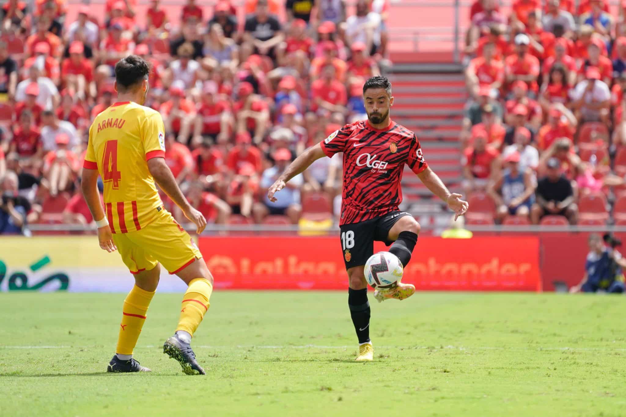 Jaume Costa, frente a Arnau. | Foto: @RCD_Mallorca