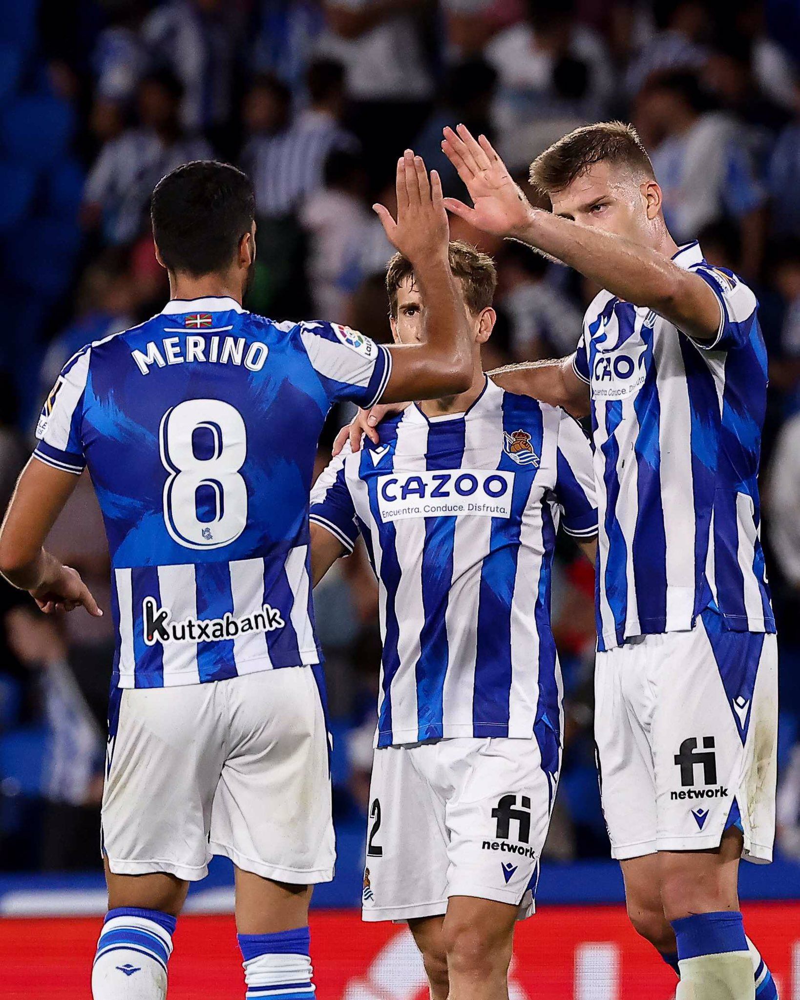 Mikel Merino, Beñat Turrientes y Alexander Sørloth en un partido