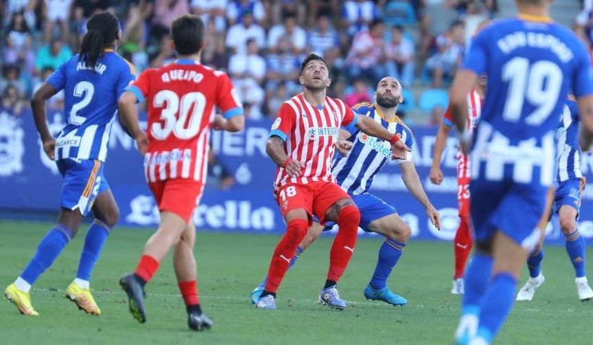 Zarfino busca un balón con la oposición de Paris Adot en un Ponferradina-Sporting