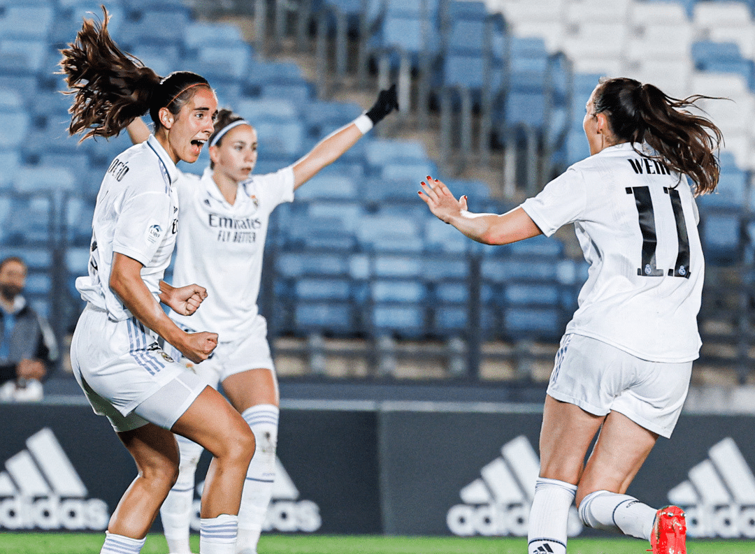 Rocío Gálvez (izquierda) celebrando la victoria del Real Madrid con Caroline Weir (derecha). Fuente: Twitter Oficial del Real Madrid (@realmadridfem)