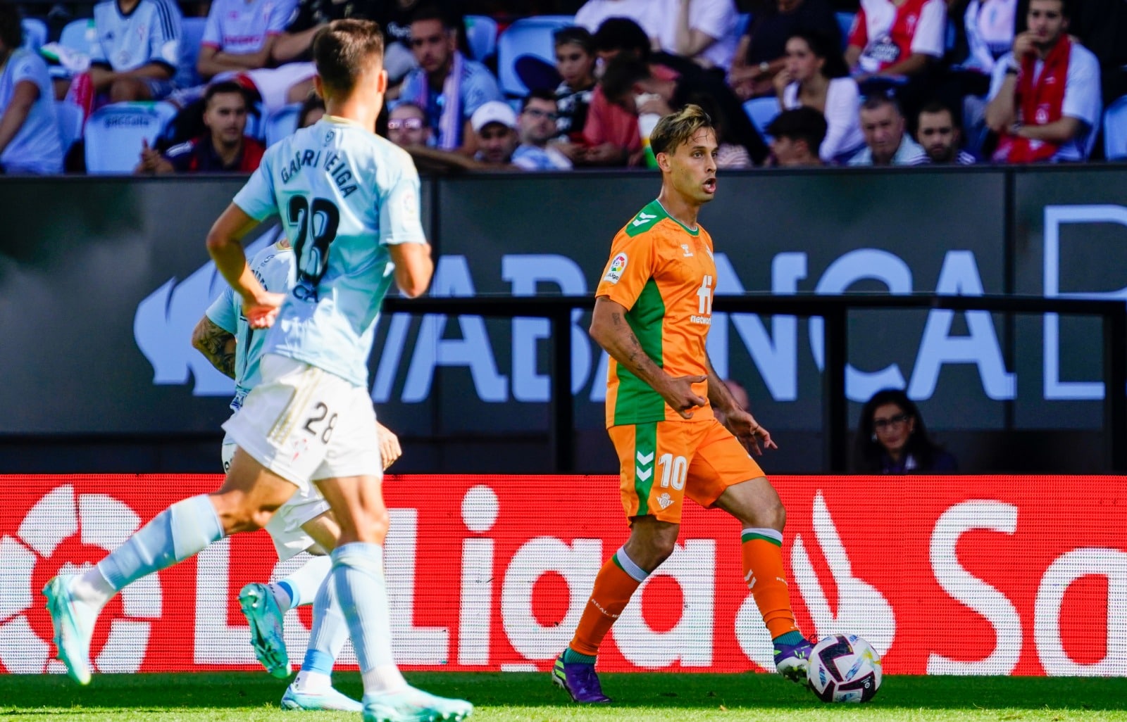 Sergio Canales y Gabri Veiga en el encuentro disputado en Balaídos. / @RealBetis