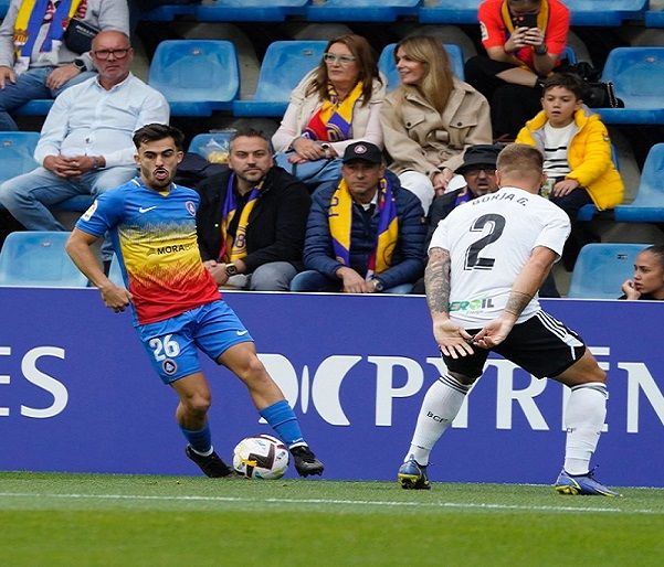 Pampín con la pelota ante Borja González. Foto: fcandorra