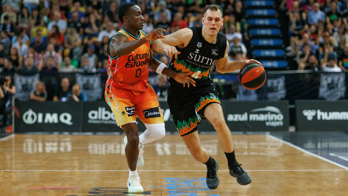 Jared Harper defendiendo a Nikola Radicevic en un lance del juego. Fuente: Liga Endesa.