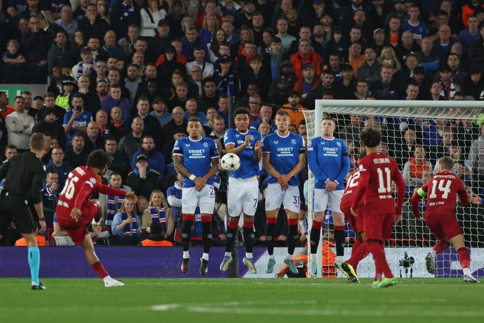 Alexander Arnold, convirtiendo un golazo de tiro libre.