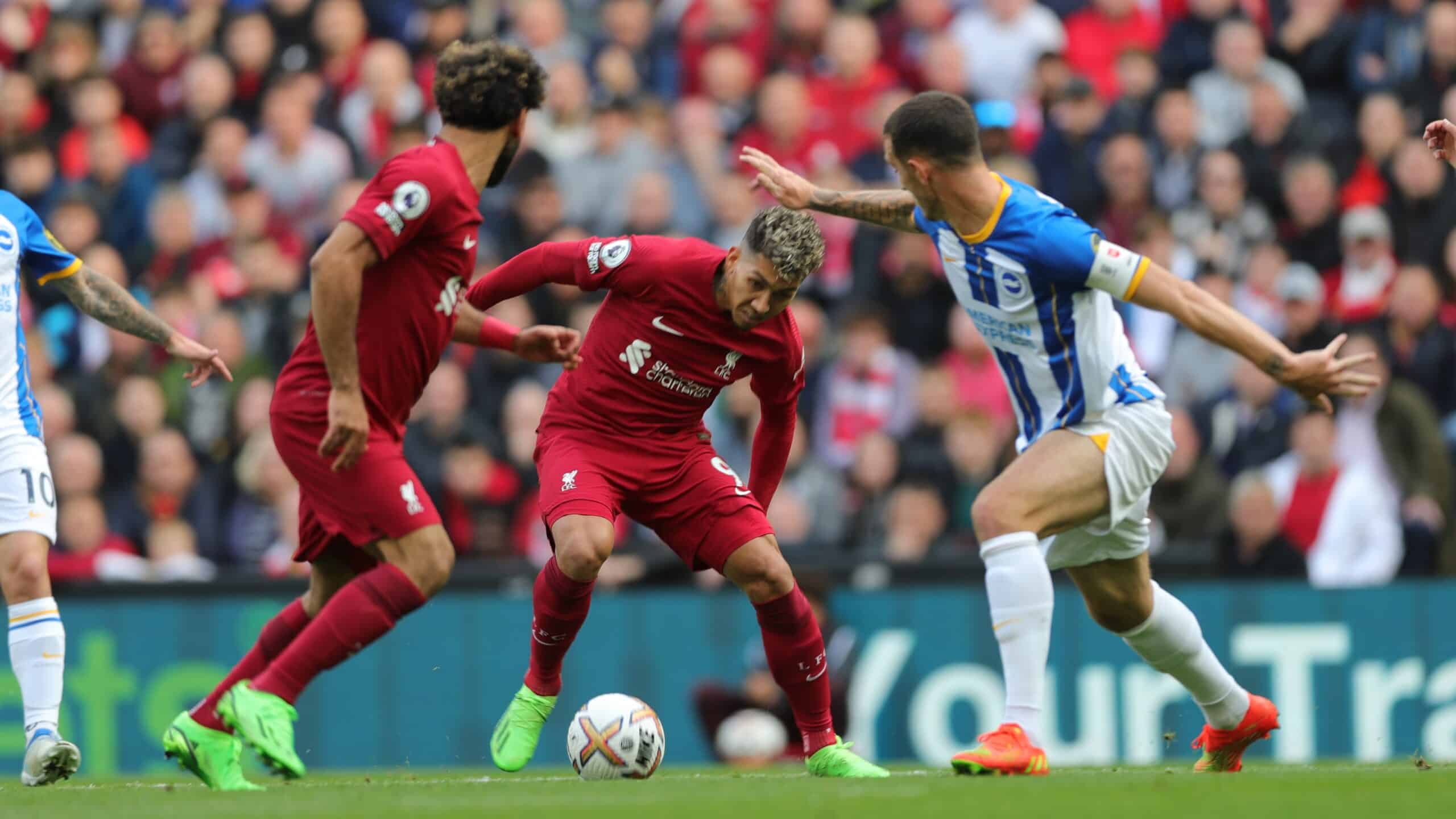 Con la pelota Roberto Firmino, autor de un doblete para los Rojos.