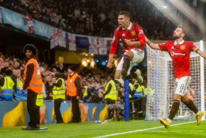 En imagen, Carlos Henrique Casemiro, quién de cabeza rescató un punto para el Manchester United.
