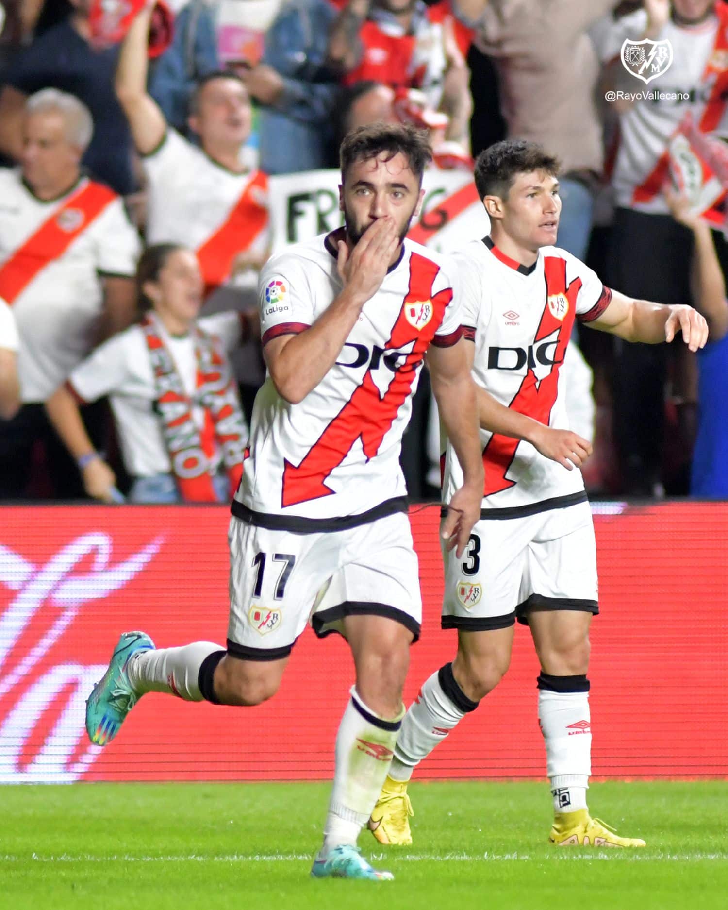 Unai se vistió de héroe para los suyos. Fuente: @RayoVallecano