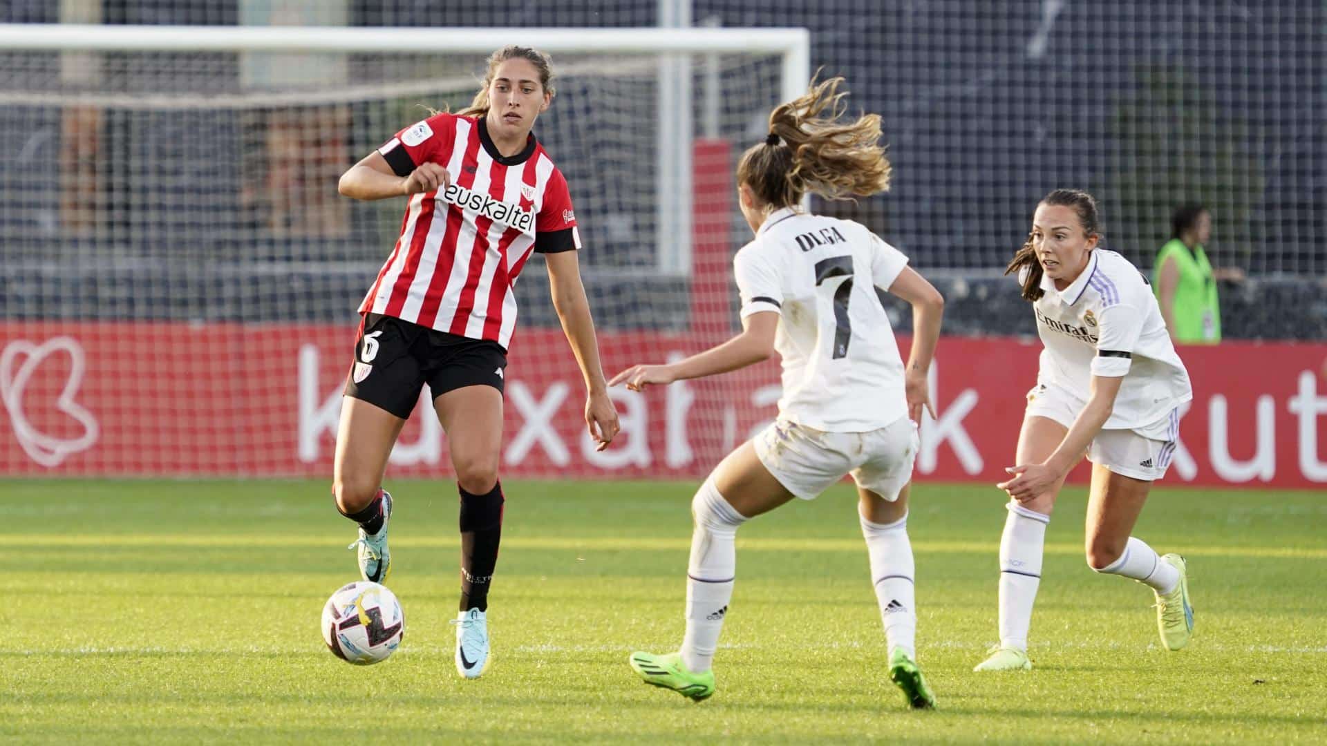 Valdezate, presionada por Olga y Weir. Fuente: Athletic Club.