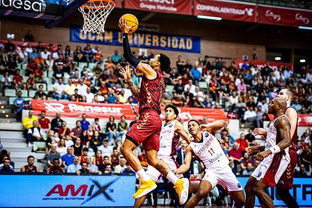 Jordan Davis instantes antes de anotar una canasta. Foto: Web de BCL