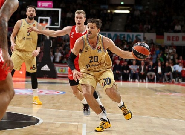 Nico Laprovittola avanza con la pelota ante Vladimir Lucic. Foto: Web de Euroliga