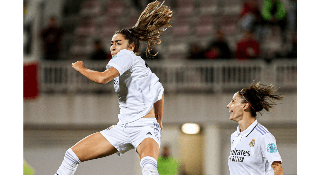 Olga Carmona (izquierda) y Esther González (derecha) celebrando el segundo gol. Fuente: Twitter Oficial del Real Madrid (@realmadridfem)