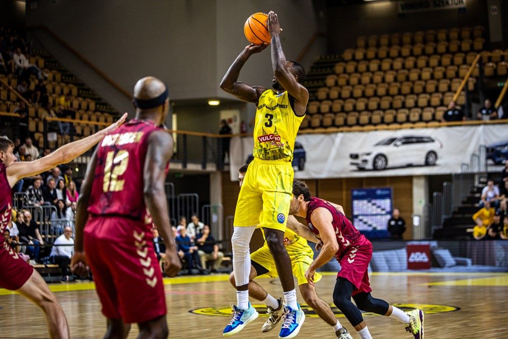 Zach Brown ejecuta un lanzamiento ante Thad McFadden. Foto: Web de BCL