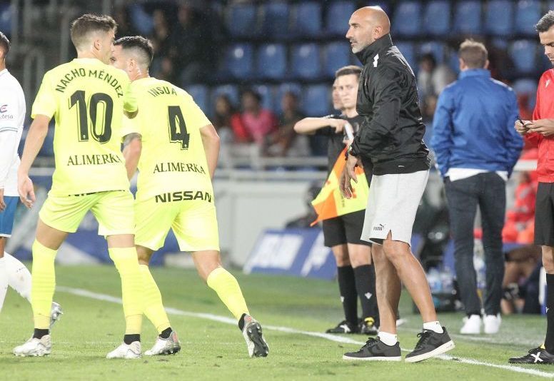Abelardo en un partido en Tenerife con Nacho Méndez de espaldas