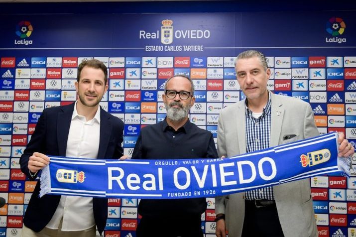 Álvaro Cervera flanqueado por Agustín Lleida y Martín Peláez en su presentación