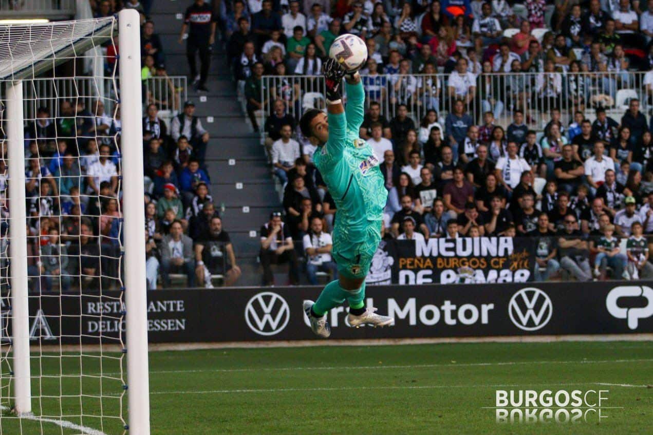 Dani Barrio detiene el disparo de Roberto López | Foto: @Burgos_CF