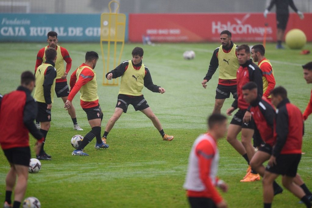 Entrenamiento Sporting bajo la lluvia