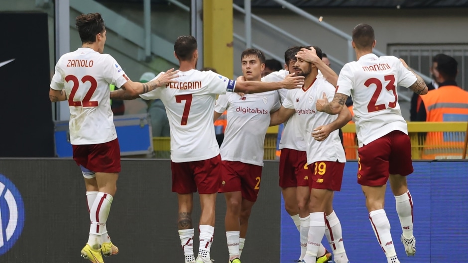 01 October 2022, Italy, Milan: Roma's Paulo Dybala celebrates scoring his side's first goal with team mates during the Italian Serie A soccer match between Inter Milan and AS Roma at Stadio Giuseppe Meazza. Photo: Jonathan Moscrop/CSM via ZUMA Press Wire/dpa Jonathan Moscrop/CSM via ZUMA Pr / DPA 01/10/2022 ONLY FOR USE IN SPAIN