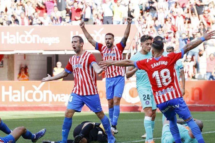Izquierdoz, con Insua y Zarfino en plano, celebran un gol a balón parado frente al Andorra