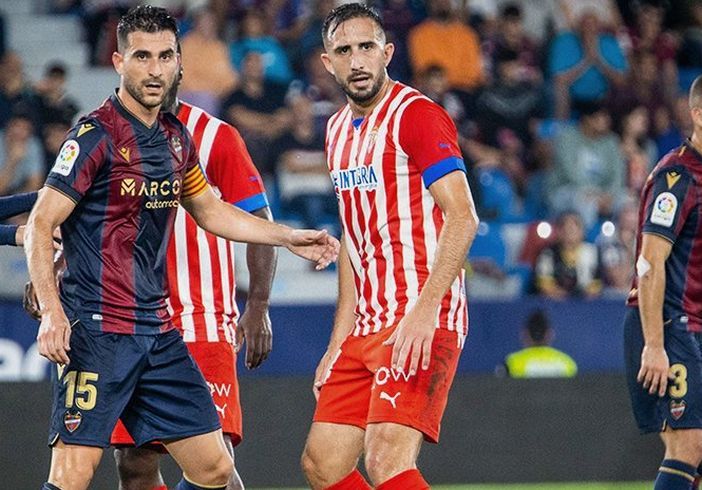 Izquierdoz y Sergio Postigo en un Levante-Sporting