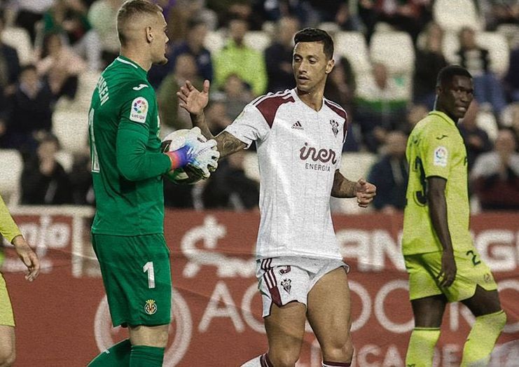 Filip Jorgensen y Maikel Mesa en un lance del encuentro