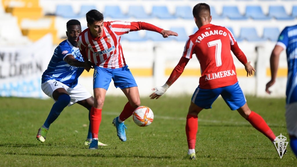 Nacho Martín disputa un balón ante Bamba (San Martín) y la mirada de Trabanco