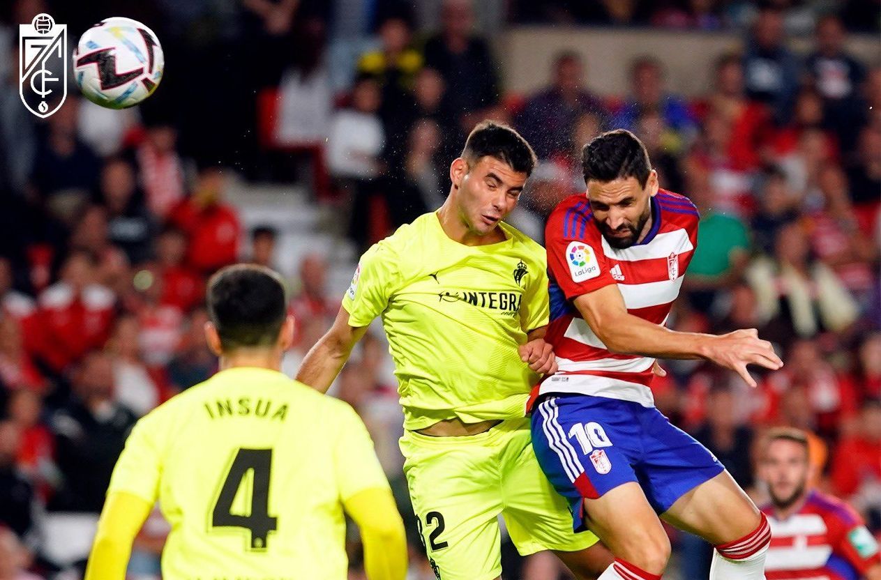 Antonio Puertas rematando de cabeza un gol al Sporting