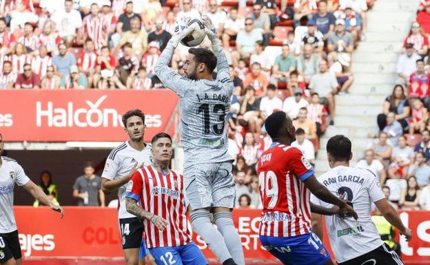 Caro atrapa un balón en el Sporting-Burgos de la jornada 3