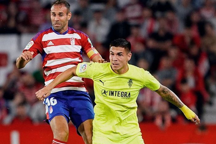 Víctor Díaz pelea por un balón con Djuka