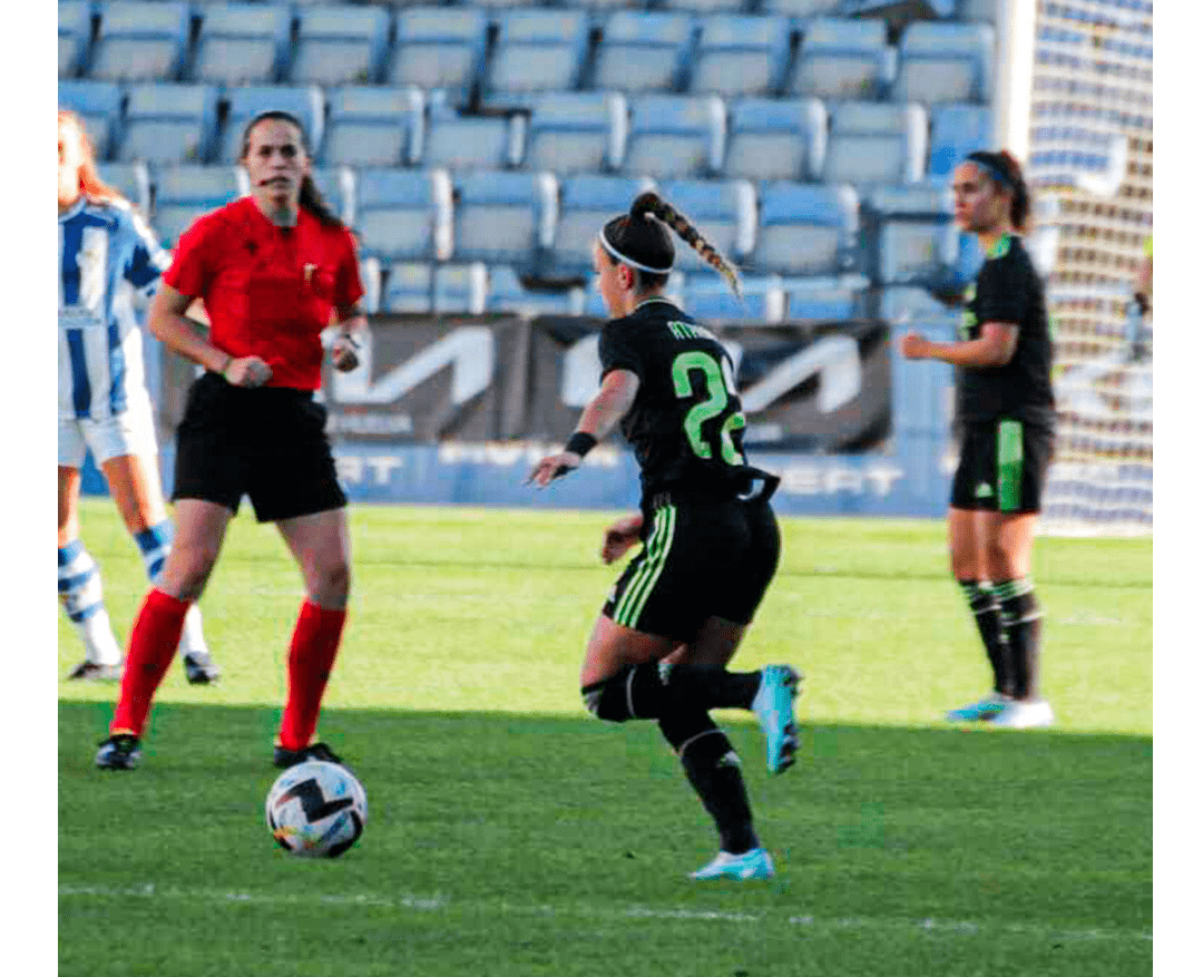 Athenea del Castillo después de encajar el gol de la victoria. Fuente: Twitter Oficial del Real Madrid (@realmadridfem)