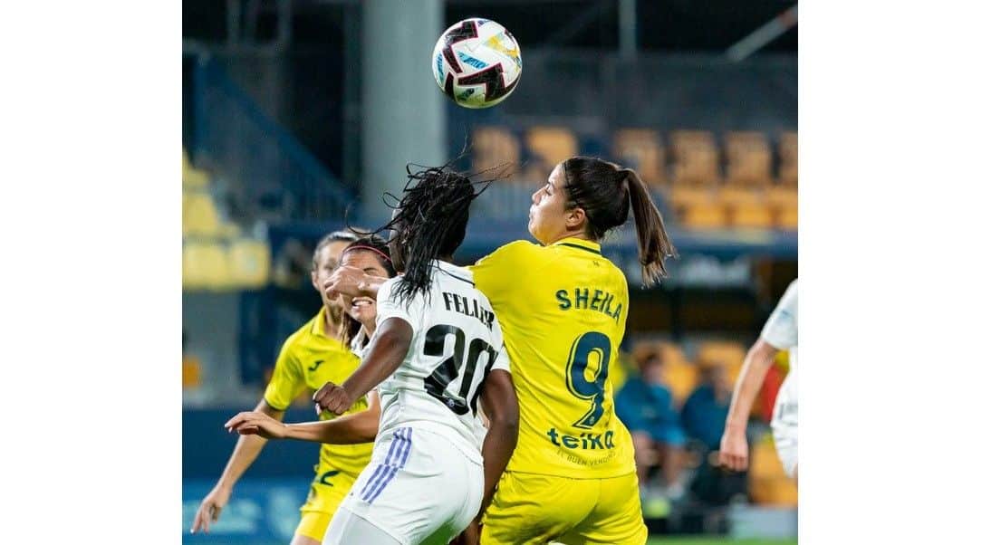 Naomie Feller (izquierda) en un choque con Sheila Guijarro (derecha). Fuente: Twitter Oficial del Villarreal CFF (@CVFFemenino)