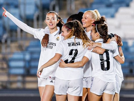 El Real Madrid celebrando el primer gol del partido, firmado por Caroline Weir (izquierda). Fuente: Twitter Oficial del Real Madrid (@realmadridfem)