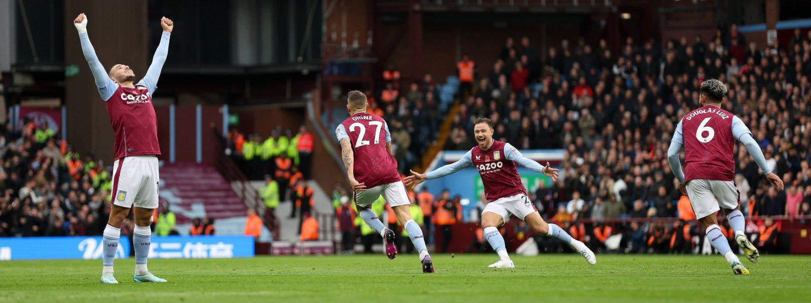 En imagen Digne, luego de marcar un golazo de tiro libre para el Aston Villa.
