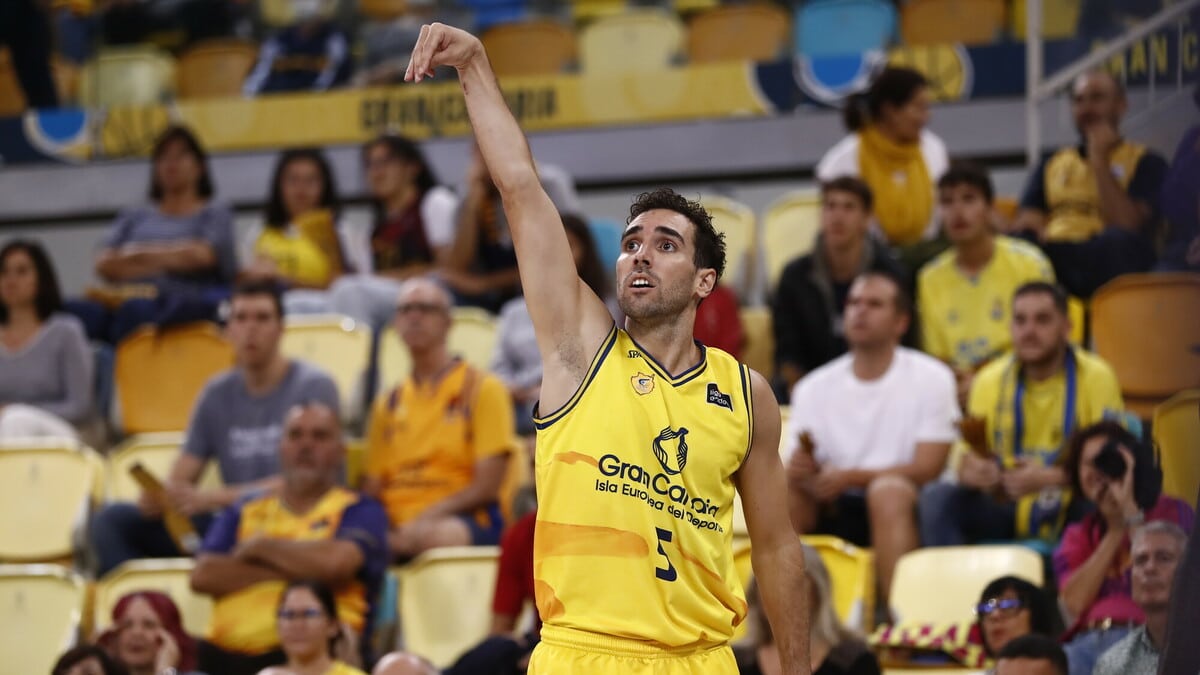 Ferran Bassas lanzando un tiro durante un partido/ ACB