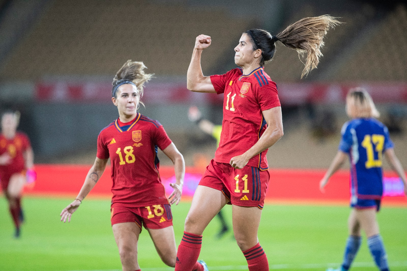Alba Redondo celebrando junto a Cardona el tanto español. Fuente: @Sefutbolfem