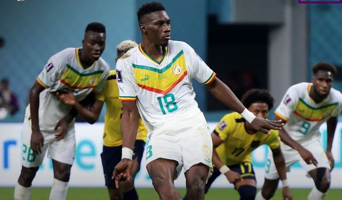 Ismaila Sarr lanzando un penalti con Senegal