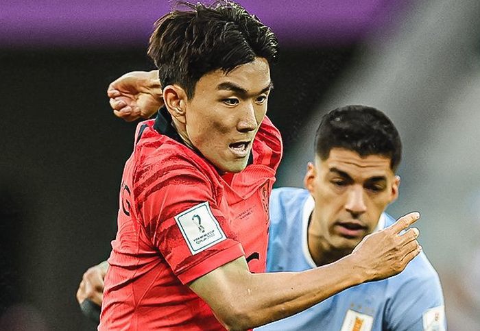 In-Beom Hwang disputa un balón con Luis Suárez