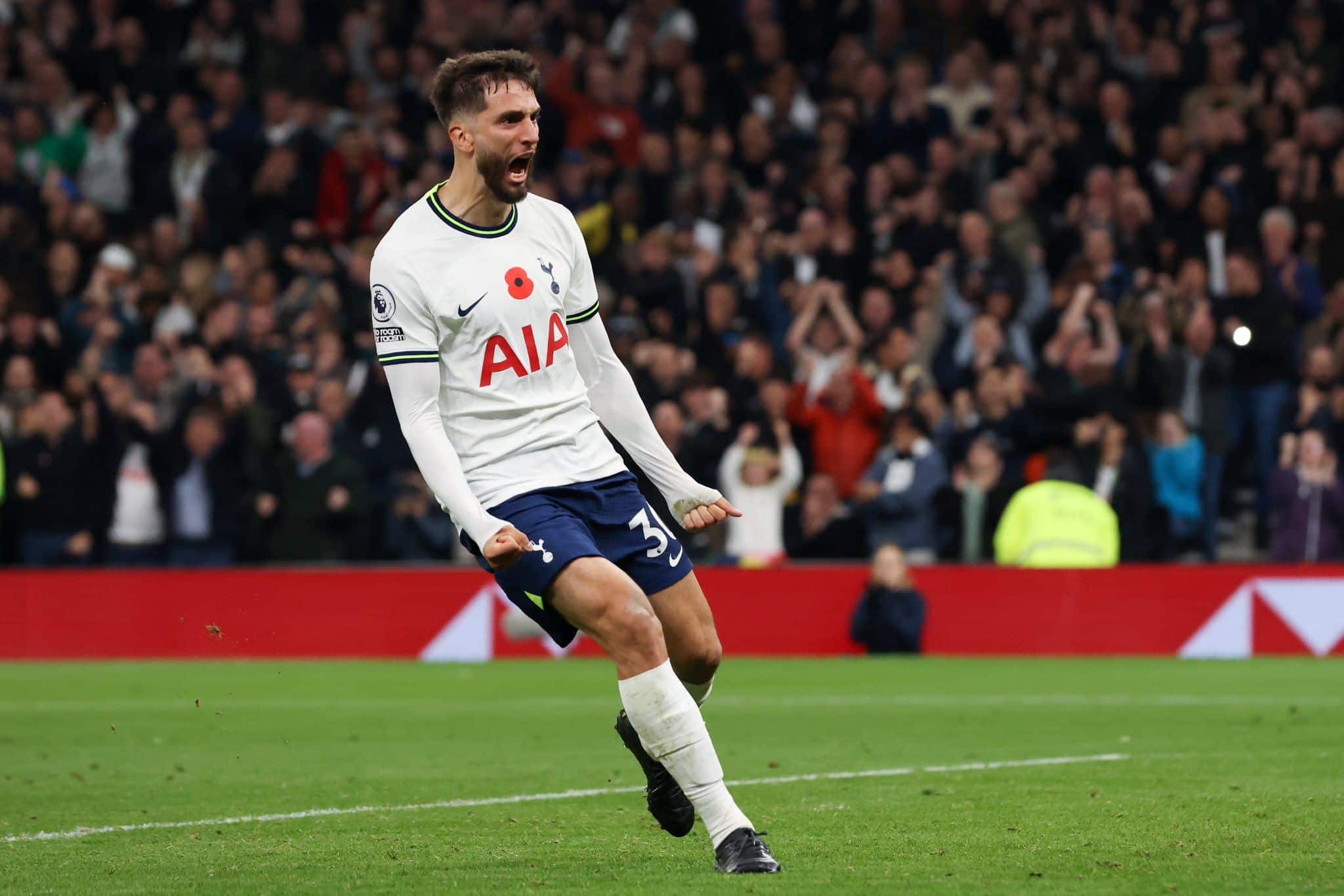 En imagen Rodrigo Bentancur quien, con este doblete, llega a su cuarto gol en Premier, todos covertidos esta temporada. Además, suma su quinto gol con la camiseta blanca.