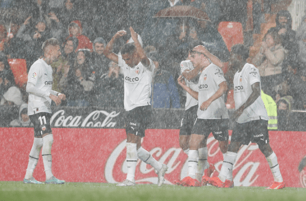 Los jugadores del Valencia CF celebra el golazo de falta directa de André Almeida. Fuente: LaLiga.