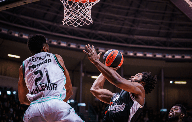 Kyle Alexandre intentando proteger su aro. Fuente: Virtus Segafredo Bologna.