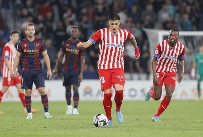 Djuka, con Juan Otero por detrás, en un Levante-Sporting