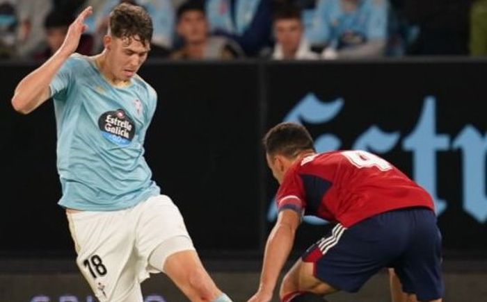 Strand Larsen encara a David García en un Celta-Osasuna