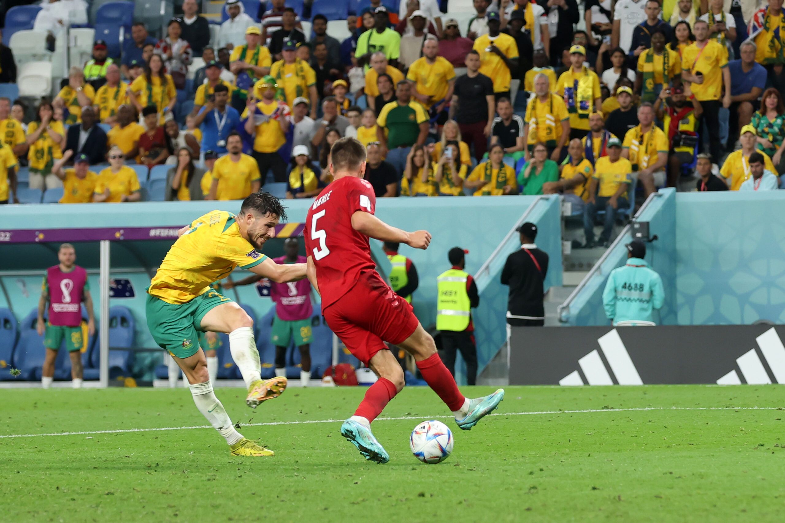 Leckie (Australia) en el momento de su gol a Dinamarca