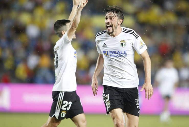 Matos y Atienza celebran un gol