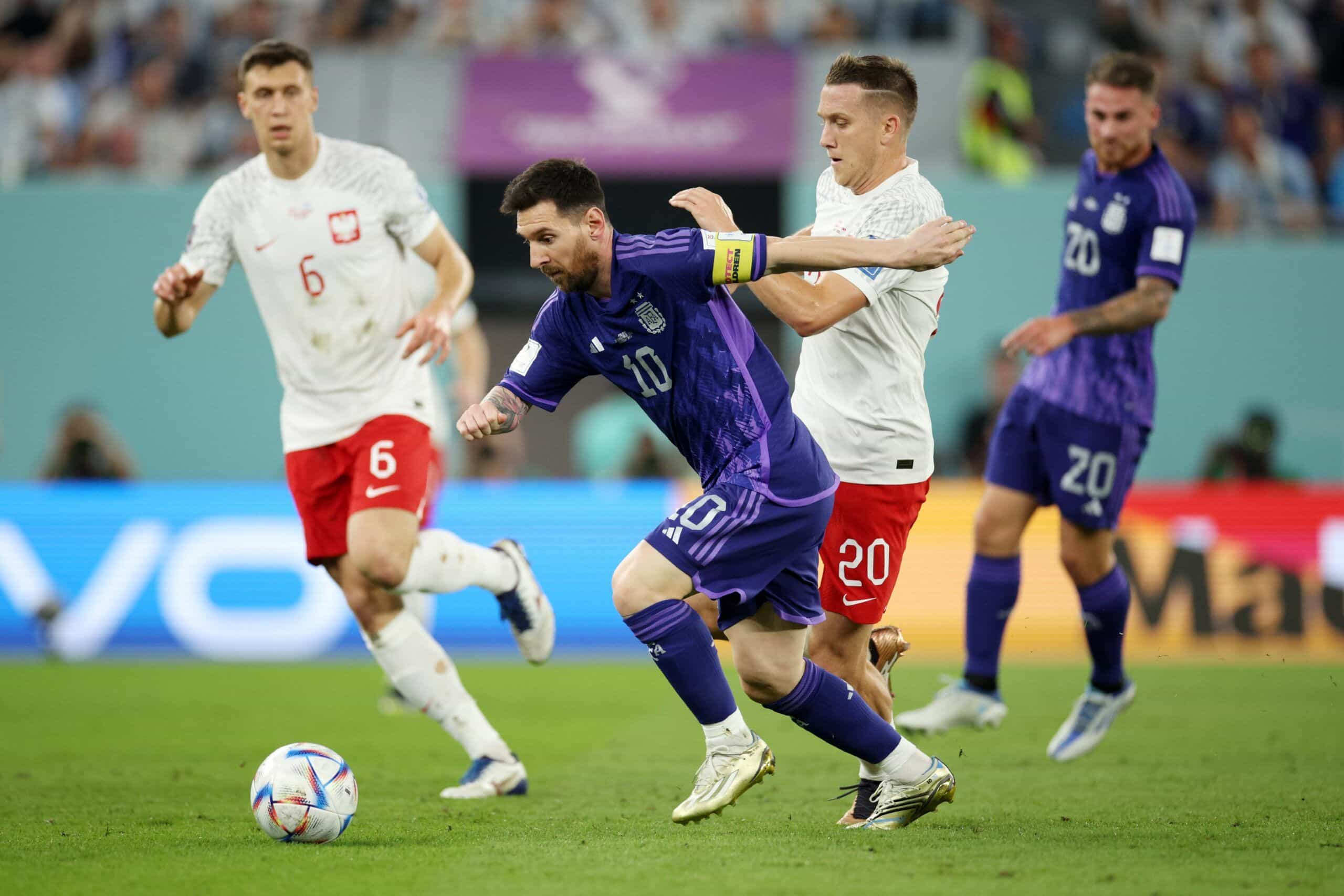 Messi con Zielinski en un Argentina-Polonia