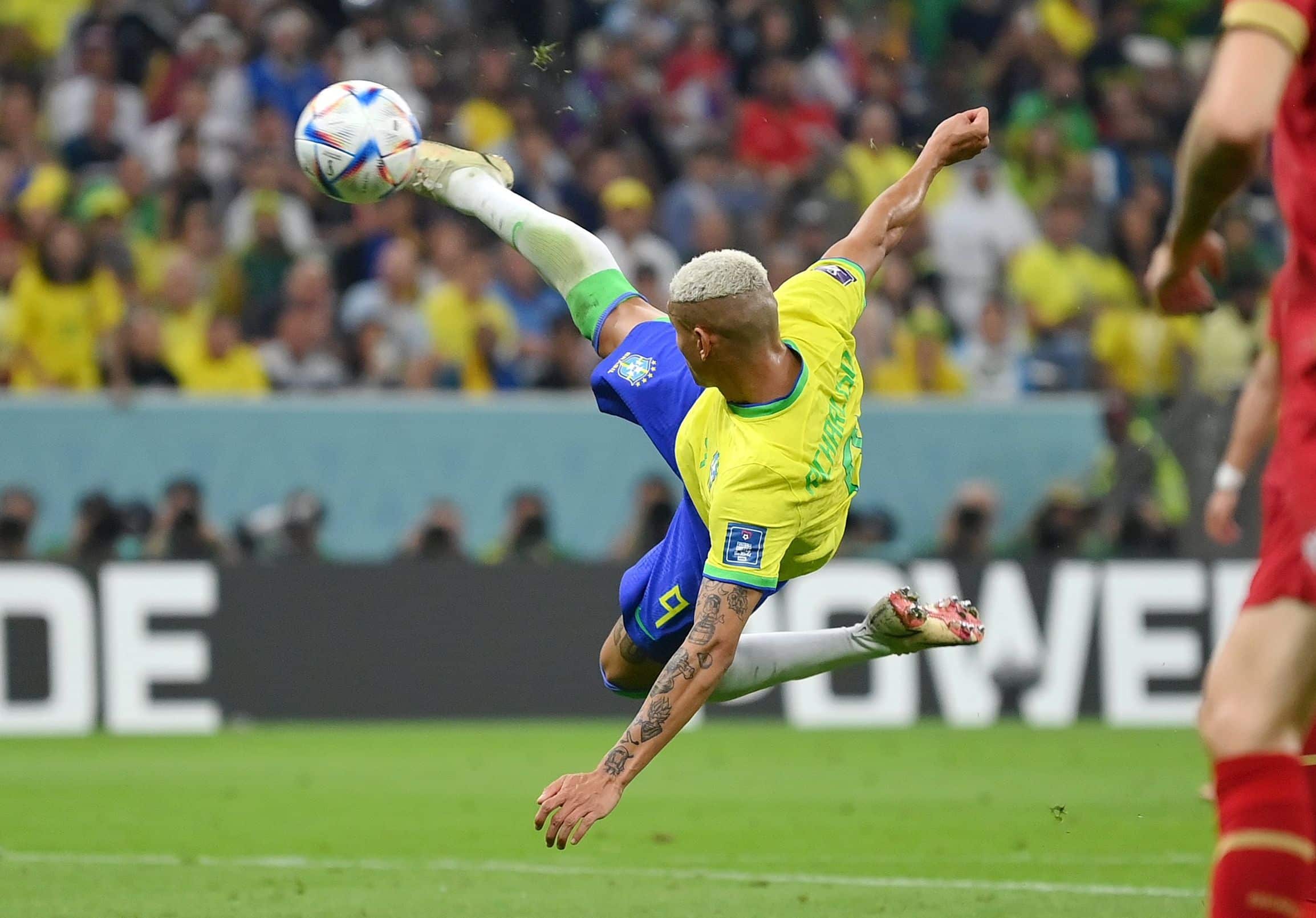 Richarlison en un remate de chilena con Brasil