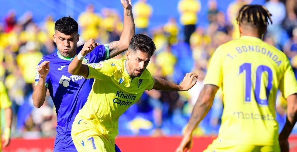 Rubén Sobrino defendiendo un balón | Foto: @Cadiz_CF