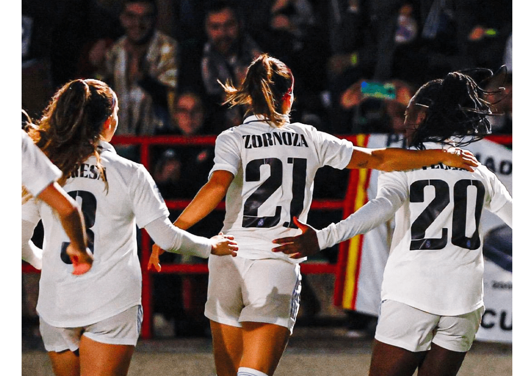 Claudia Zornoza (centro) celebra la victoria del Real Madrid ante el Levante las Planas (1-4) junto a Teresa Abelleira (izquierda) y Naomie Feller (derecha). Fuente: Instagram Oficial del Real Madrid (@realmadridfem)