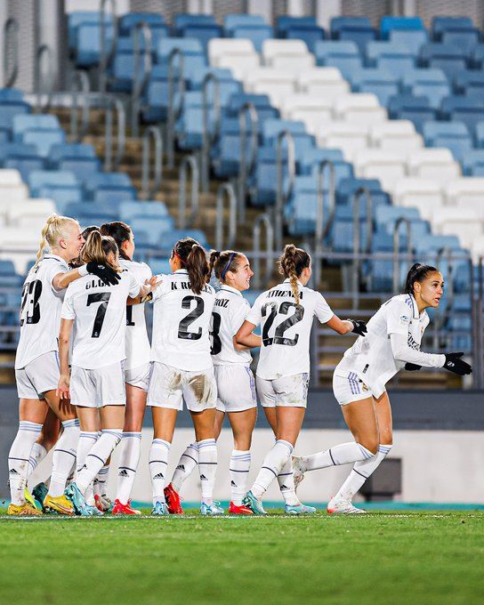 El Real Madrid celebrando el gol de la victoria, encajado por Kathellen Sousa (derecha). Fuente: Twitter Oficial del Real Madrid (@realmadridfem)
